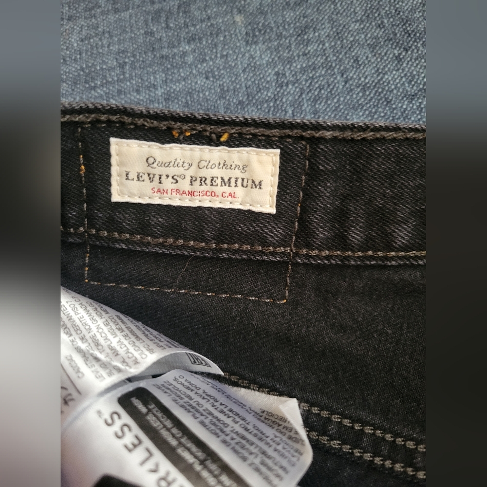 Levi's Jean Shorts With Frayed Edge - Picture 8 of 11